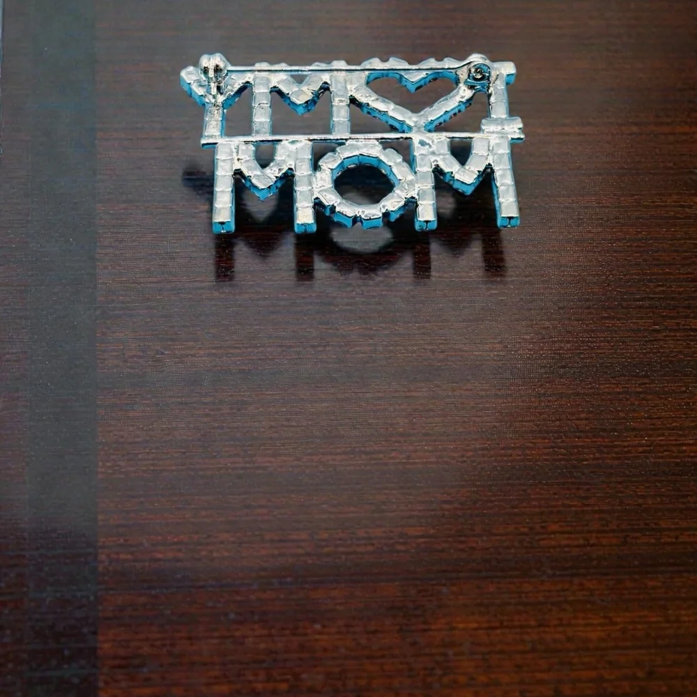 Silver 'I Love‎ My Mom' Brooch